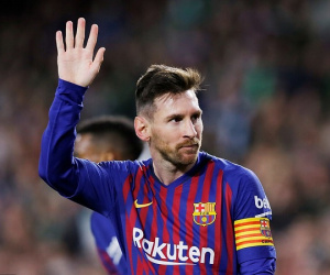Messi lập hattrick khiến CĐV đối phương phải nể phục, Barca tiến sát ngôi vương