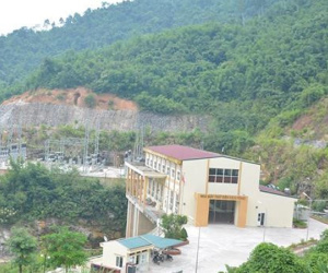 Người mẹ bất lực nhìn con rơi xuống hố nước tử vong khi dã ngoại