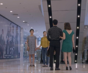 Những cô gái trong thành phố tập 25: Mai bắt gặp Tùng cặp kè 'quý bà đại gia'