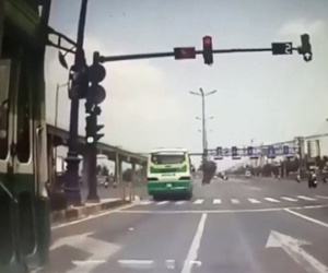 TP HCM: Xe buýt vượt đèn đỏ khiến xe ben suýt gây tai nạn kinh hoàng