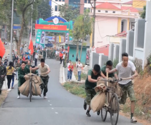 Video: Hàng chục người 'Đua xe đạp thồ' trong Lễ hội hoa Ban