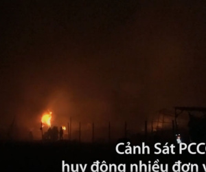 Video: Kho vải ở Sài Gòn cháy suốt hơn 4 tiếng trong đêm
