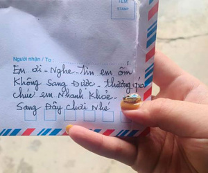 Chiếc phong bì của cụ bà 90 tuổi khiến nhiều người trẻ rơi nước mắt