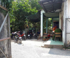 Chủ nhà phát hiện thi thể người đàn ông lạ đang phân hủy phía sau nhà