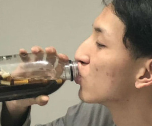 Dại dột nghe đám bạn cùng phòng thách thức, nam sinh tu hết chai nước chứa đầu lọc thuốc lá để nhận 4 triệu