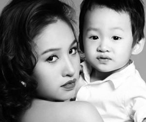 Lỡ viết hai chữ 'bố mẹ' rồi lại gạch đi vì nhận ra một điều - nhật ký của con trai Vân Hugo khiến nhiều người cảm động