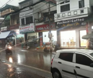 Một phụ nữ bị sét đánh tử vong ngay dưới hiên nhà
