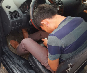 Phát hiện nam tài xế say xỉn gục đầu bất tỉnh trên vô lăng và hành động kịp thời của nhóm người đi đường khiến nhiều người thở phào