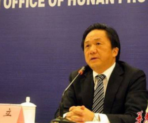 Quan tham Trung Quốc cay đắng 'mất cả chì lẫn chài' vì ngu ngơ rơi vào bẫy tình của bồ nhí