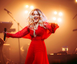 Sau Katy Perry, đến lượt Rita Ora diện đồ Công Trí trong tour diễn