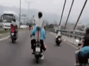 Clip: Để bé gái đứng lên yên chơi đùa lúc xe máy đang phóng vù vù, người đàn ông nhận cả đống 'gạch đá'