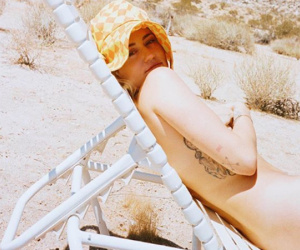 Cưới chồng chưa được bao lâu, Miley Cyrus lại gây sốc với ảnh khỏa thân hoàn toàn nằm để tắm nắng trên sa mạc