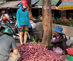 Khoai lang Nhật giá rẻ bán đầy vỉa hè Sài Gòn