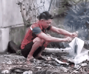 Người đàn ông mang quần áo, sách vở ra bờ ao đốt trước mặt con, chửi bới cả bố đẻ khiến nhiều người ngán ngẩm