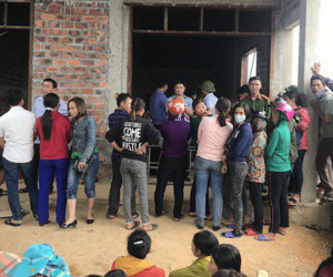 Người đàn ông nói đi chơi nhưng ra sau vườn treo cổ tự tử