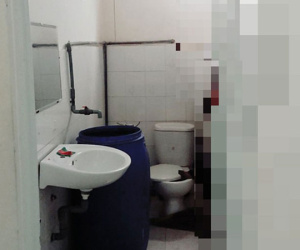 Tá hỏa phát hiện người đàn ông treo cổ tự tử trong nhà vệ sinh bưu điện