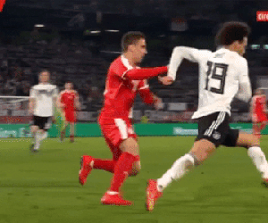 Cận cảnh tình huống Leroy Sane suýt bị đốn què chân trong trận giao hữu