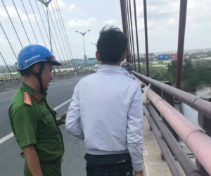 Cảnh sát khuyên giải nam thanh niên: 'Em đừng vì người con gái xa lạ mà làm chuyện dại dột'