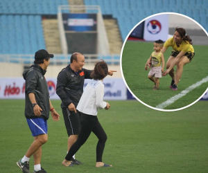 CĐV bất ngờ 'tấn công' buổi tập của U23 Việt Nam và phản ứng khiến tất cả phải ngỡ ngàng của thầy Park