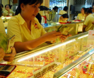Giá vàng hôm nay 21/3: Ồ ạt mua vào, vàng chao đảo