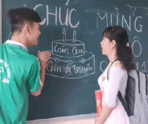 Màn thổi nến có 1-0-2 của đám học trò vừa sáng tạo vừa cảm động dành cho cô giáo khiến dân mạng trầm trồ