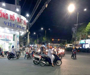 Một người tử vong, 2 thoát chết khi bảng quảng cáo vướng dây điện