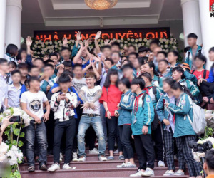Nhìn cảnh học sinh đón tiếp Khá Bảnh, tôn sùng như thần tượng, những người làm giáo dục nói gì?