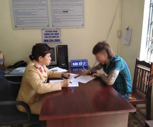 Phạt 'dân chơi' Khá Bảnh 5,5 triệu, tước GPLX 2 tháng vì dàn hàng chụp ảnh trên cao tốc