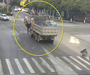 Video: Tài xế dừng xe tải giữa ngã ba, chạy đi mua đồ ăn sáng