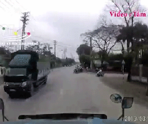 Video: Tạt đầu container, 2 học sinh đi xe máy thoát nạn trong gang tấc