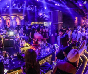 Cảnh ăn chơi ở quán bar phạm pháp, bán rượu 1,6 tỷ đồng của Seungri