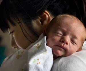 Sinh con rồi mới hiểu: 'Không có ai dạy cho tôi biết phải làm mẹ như thế nào!'