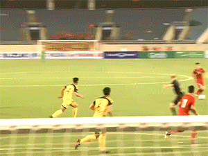 Video: Tình huống lao vào nhau hài hước của trọng tài và cầu thủ U23 Brunei