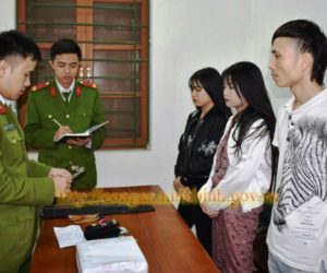 Kiểm tra ô tô nghi vấn, phát hiện 2 cô gái xinh đẹp cùng ma túy và “kho” dao kiếm