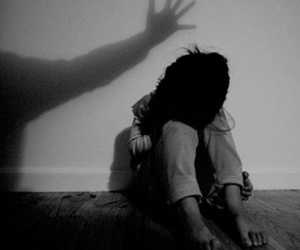 Mẹ đi làm về bàng hoàng thấy con gái 13 tuổi bị hàng xóm xâm hại