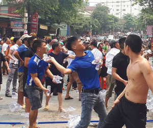 Video: Người dân ném chai nước để dập đám cháy nhà ở Hà Tĩnh