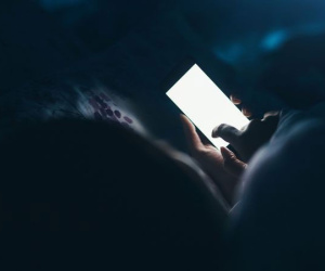 Bà mẹ trẻ đột tử trong tình trạng tay vẫn cầm điện thoại, nguyên nhân đến từ thói quen giới trẻ thường làm mỗi đêm