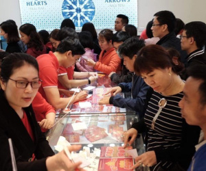 Giá vàng hôm nay 24/3: Trụ vững trên đỉnh