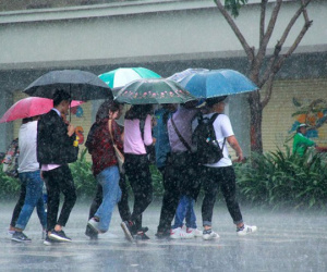 Người Sài Gòn trở tay không kịp, người ướt sũng chạy cơn mưa sau nhiều tháng nắng gắt