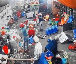 Nhóm người dùng hung khí tuyên bố 'dẹp' quán trước mặt công an