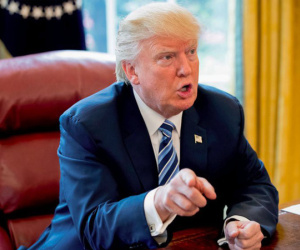 Ông Donald Trump bất ngờ đập bàn bỏ bữa về nước khi phi công Không lực 1 vẫn đang đi bơi