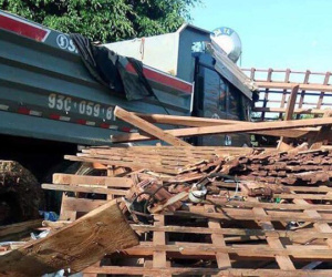 Xe ben chở cát lao vào nhà dân lúc rạng sáng, 2 vợ chồng thương vong