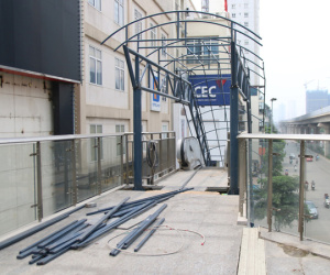6 tháng rồi mà nhà ga đường sắt Cát Linh - Hà Đông nơi ngổn ngang, nơi ngập rác