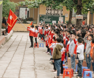 Buổi chào cờ lặng lẽ và phút mặc niệm ở mái trường nơi 8 em học sinh đuối nước thương tâm