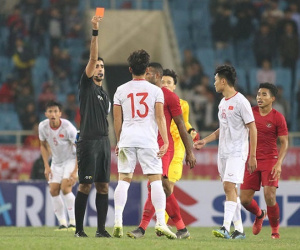 Cầu thủ nghi gian lận tuổi của U23 Indonesia gây phẫn nộ vì pha 'đánh lén' Đức Chinh