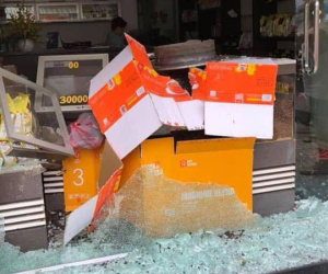 Hy hữu xe ben nổ lốp, mâm bánh xe văng như 'tên bắn' vào 1 cửa hàng