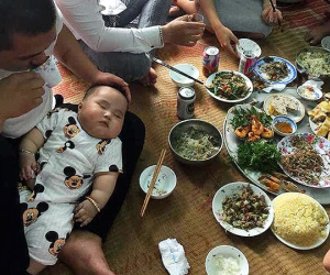Ông bố đang cầm chén rượu vẫn ôm con cho vợ ăn cỗ, 'drama' cô vợ tiết lộ phía sau mới đáng chú ý
