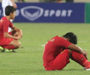 Video ảnh Cầu thủ U23 Indonesia gục ngã trên sân sau trận thua đáng tiếc