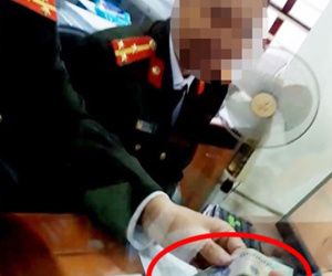 Video: Cận cảnh ngã giá tại phòng quản lý xuất nhập cảnh