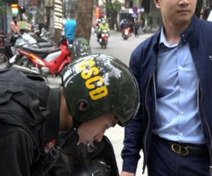 Video: Hài hước những màn xin xỏ khi bị CSCĐ tóm vì không đội mũ bảo hiểm